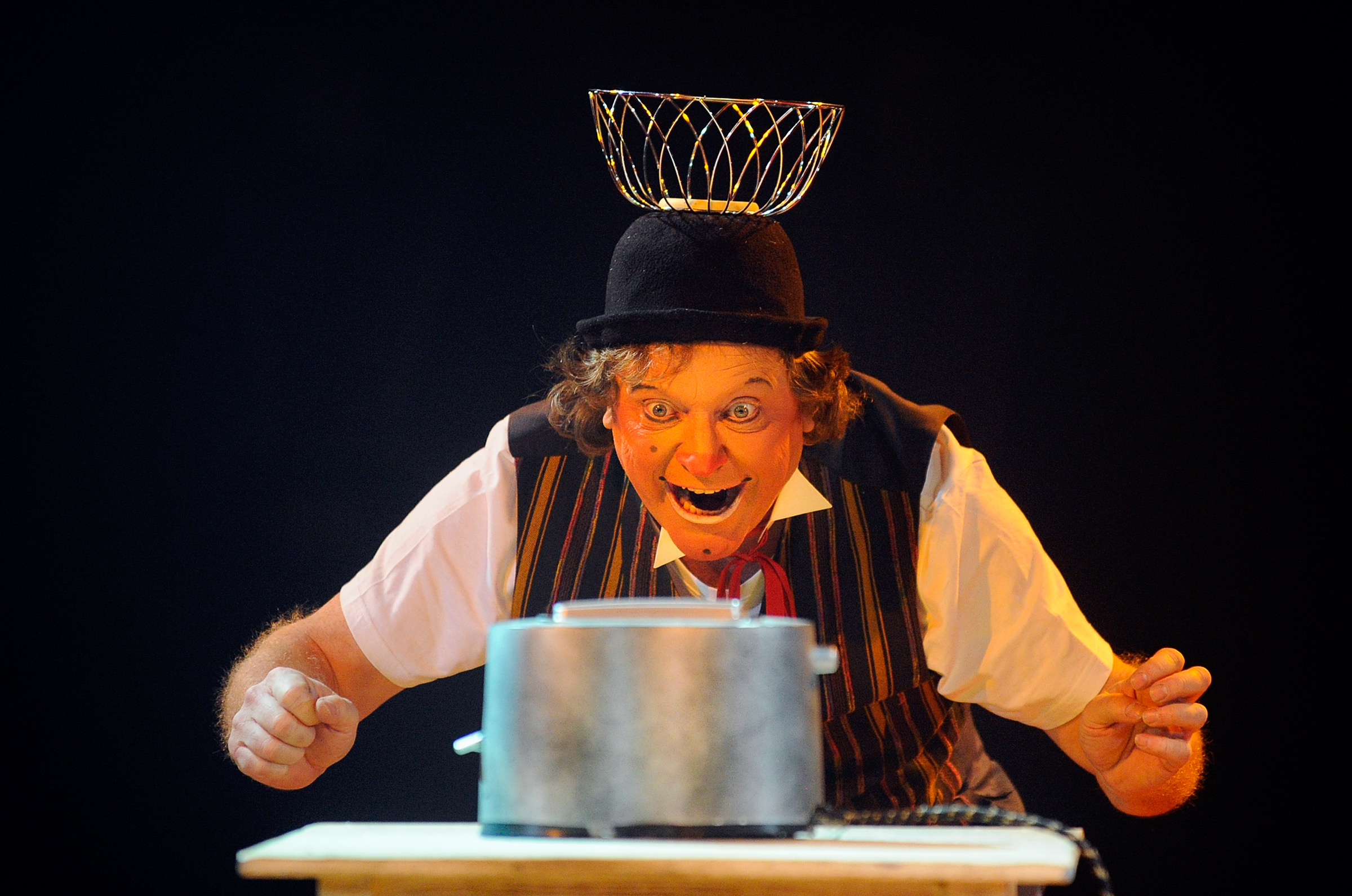 Clown_Andre%CC%81_s%C3%B8rger_for_massasje_av_lattermusklene_i_Cirkus_Arnardos_jubileumsshow__Foto-_Fridgeir_Walderhaug-2_