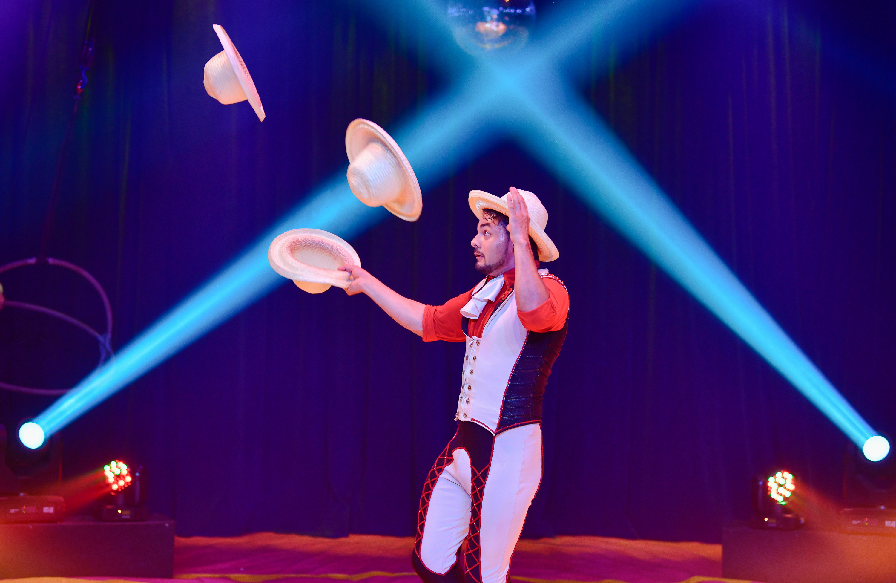 Den_spanske_temposjongl%C3%B8ren_Alfio_Macaggi_sjonglerer_med_hatter_som_flyr_i_Cirkus_Arnardos_jubileumsshow__Foto-_Cirkus_Arnardo_